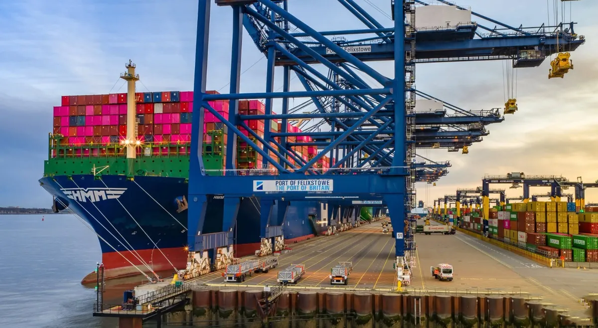 Buque bajo las grúas de la terminal al atardecer